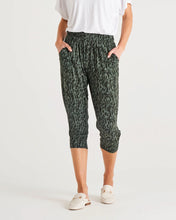 Load image into Gallery viewer, Tokyo 3/4 Pant Abstract Print