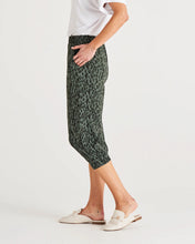 Load image into Gallery viewer, Tokyo 3/4 Pant Abstract Print