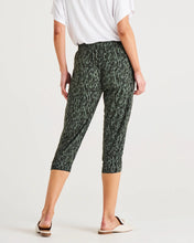 Load image into Gallery viewer, Tokyo 3/4 Pant Abstract Print