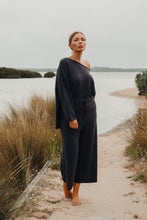 Load image into Gallery viewer, Retreat Cotton Twist Pullover Washed Black x Deep Ocean