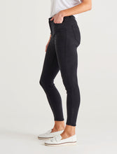 Load image into Gallery viewer, Betty Essential Jeans Black