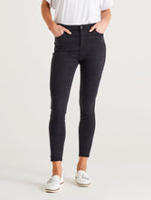 Load image into Gallery viewer, Betty Essential Jeans Black