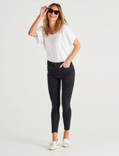 Load image into Gallery viewer, Betty Essential Jeans Black