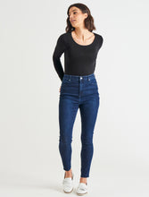 Load image into Gallery viewer, Betty Essential Jeans Indigo Blue