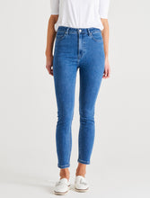 Load image into Gallery viewer, Betty Essential Jeans Vintage Blue