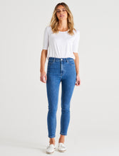 Load image into Gallery viewer, Betty Essential Jeans Vintage Blue