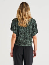 Load image into Gallery viewer, Maui Tee Abstract Print
