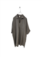 Load image into Gallery viewer, Isabel linen collared shirt with side pockets