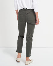 Load image into Gallery viewer, Wynona Curve Jeans Vintage Khaki