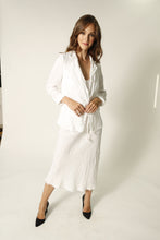 Load image into Gallery viewer, Linen Blazer With Raw Edge