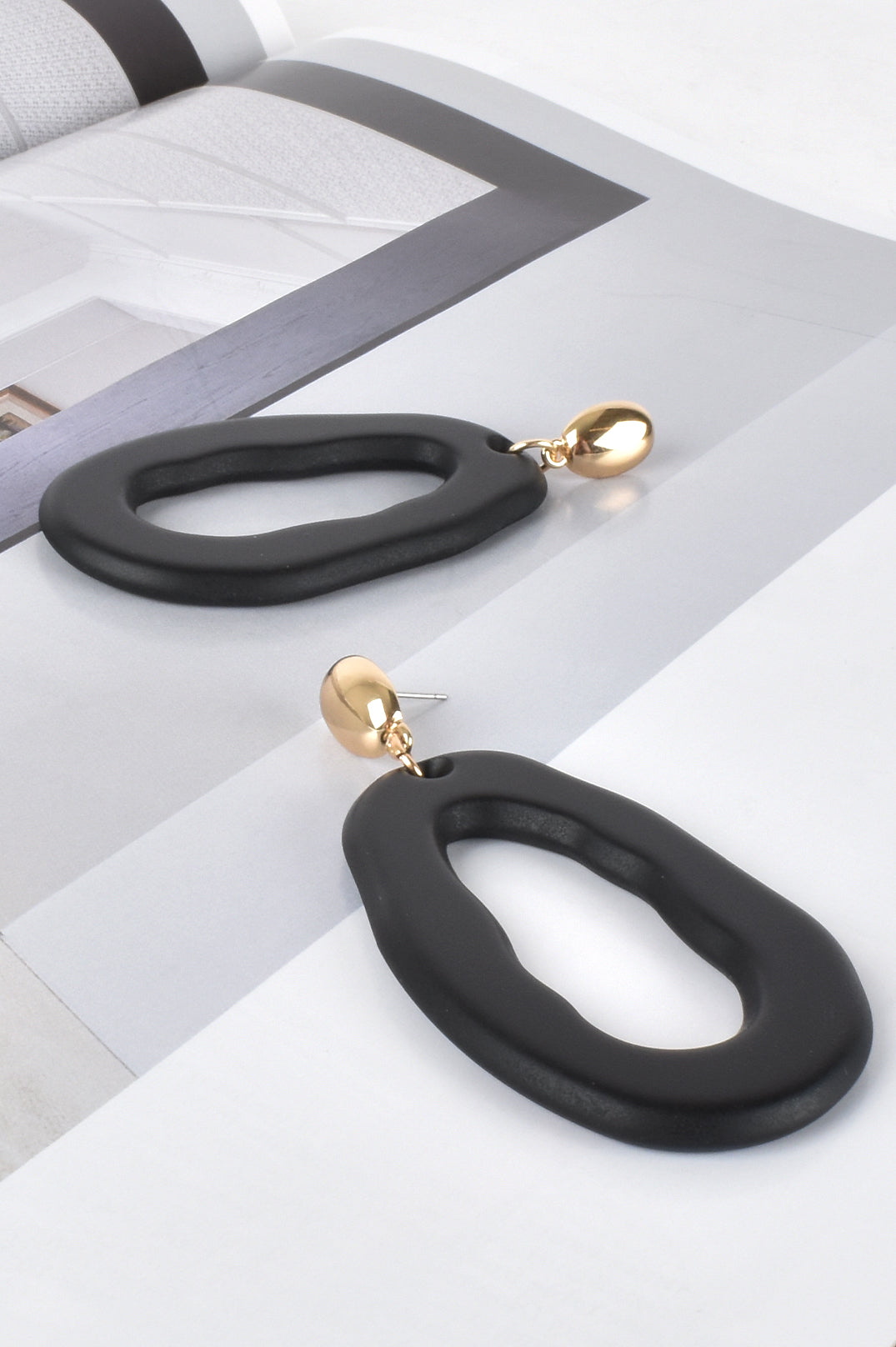 Metal Top Matte Resin Oval Earrings - Black